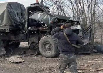 Snihurivkos apylinkėse partizanas apžiūri savo darbo vaisius | Alkas.lt ekrano nuotr.