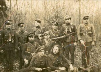 Dainavos apygardos Dzūkų rinktinės Margio grupės partizanai 1948 m. Pirmoje eilėje sėdi iš kairės: Jonas Beinaravičius-Vėjas, Povilas Šiugždinis-Bitinas, Dragūnas (Tauro apygarda, Geležinio Vilko rinktinė), priklaupę iš kairės: pirmas nežinomas, antras Vladas Vencevičius-Svajūnas, stovi iš kairės: Adomas Bartaševičius-Narsuolis, antras ir ketvirtas broliai Kymantai, trečias Margio grupės vadas Raklevičius-Tigras, Mįslinčius, penktas nežinomas | Z. Bartusevičiūtės archyvo nuotr.