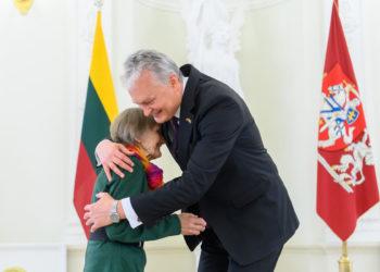 Motinos dienos proga Prezidentas įteikė apdovanojimus ypatingai nusipelniusioms mamoms ir globėjoms