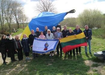 Salantų tankas Orvidų sodyboje apjuostas Ukrainos vėliava