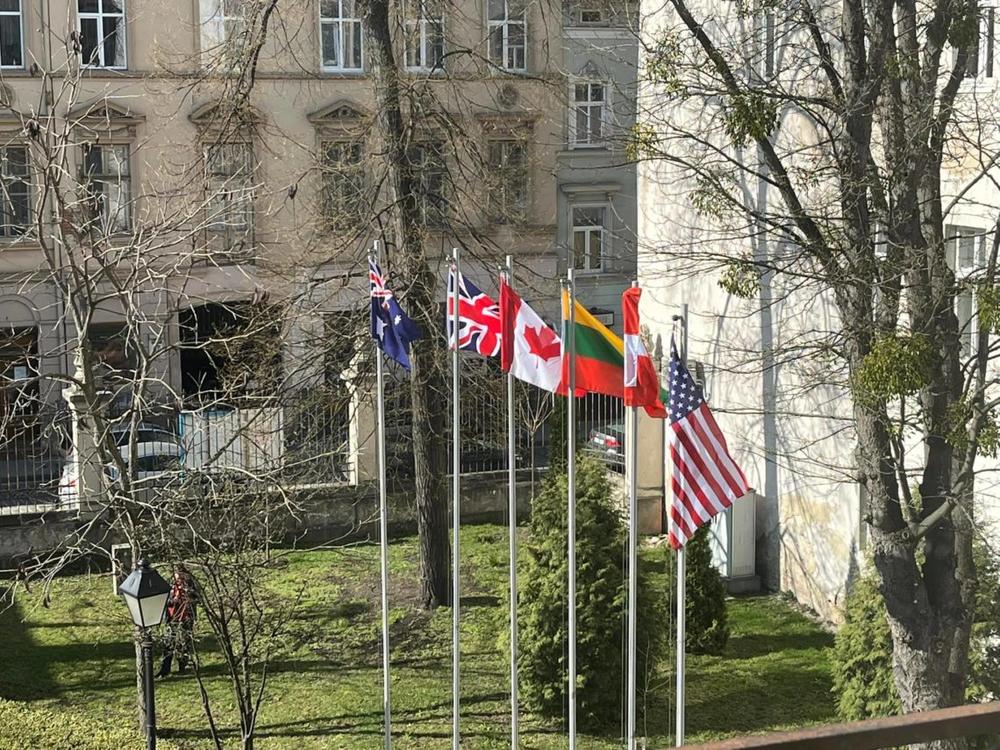 Lvove, prie muziejaus, iškelta Lietuvos ir kitų svarbiausių Ukrainą remiančių valstybių vėliavos