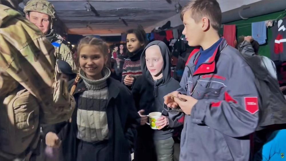 Azovo kariai lanko Mariupolio vaikus gyvenančius bunkeryje | Alkas.lt ekrano nuotr.
