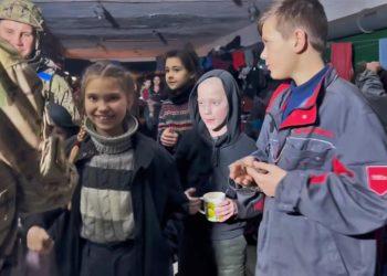 Azovo kariai lanko Mariupolio vaikus gyvenančius bunkeryje | Alkas.lt ekrano nuotr.