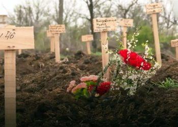 Masiniai palaidojimai Mariupolyje | Alkas.lt ekrano nuotr.,