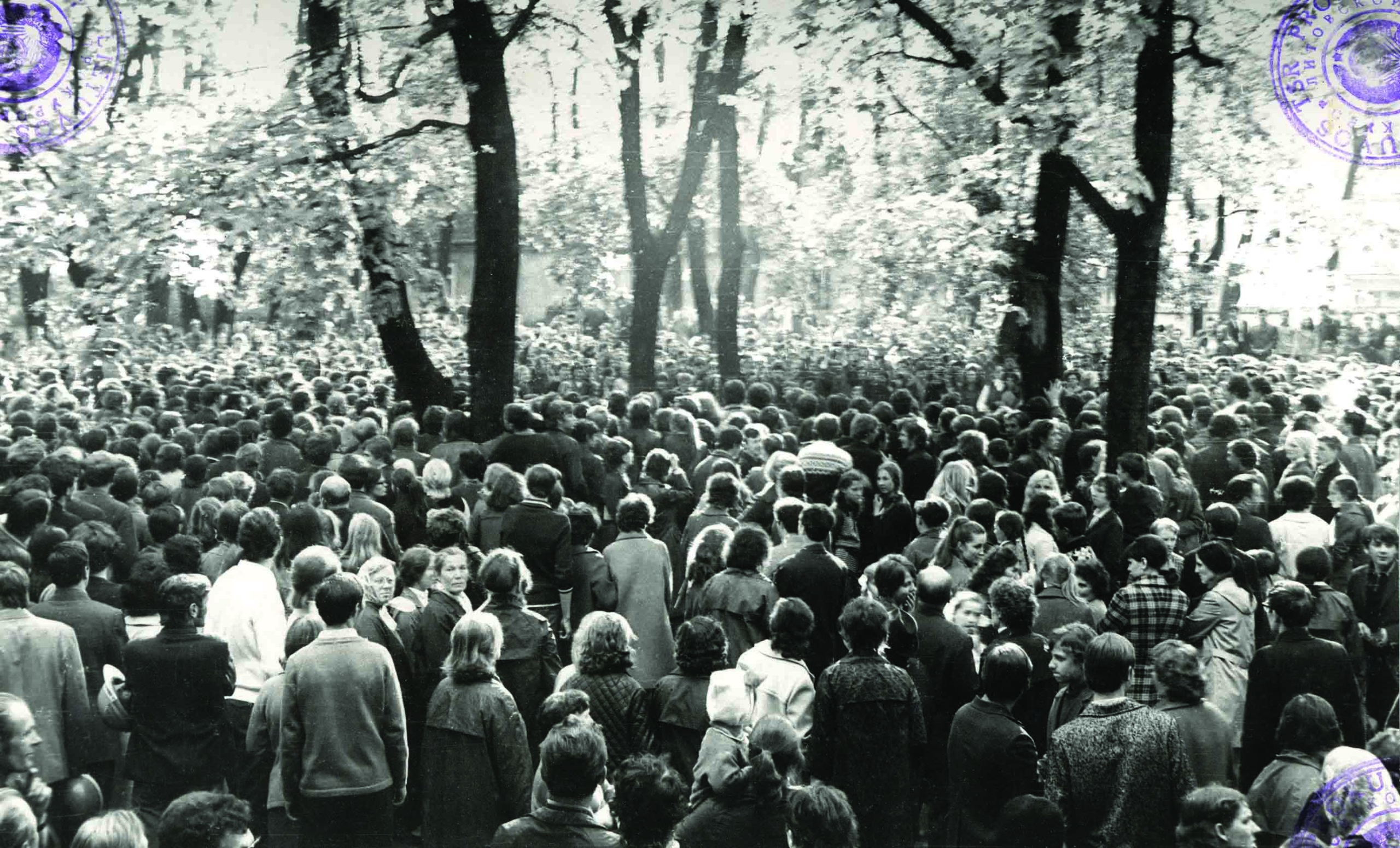 R. Kalantos žūties vietoje susirinkę antisovietinės manifestacijos dalyviai. Kaunas, 1972 m. gegužės 18 d. | Lietuvos ypatingojo archyvo nuotr.