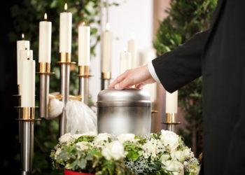 Mirusiojo sudeginimas, urnos ir laidotuvės: kokios naujovės pasiekė Lietuvą?