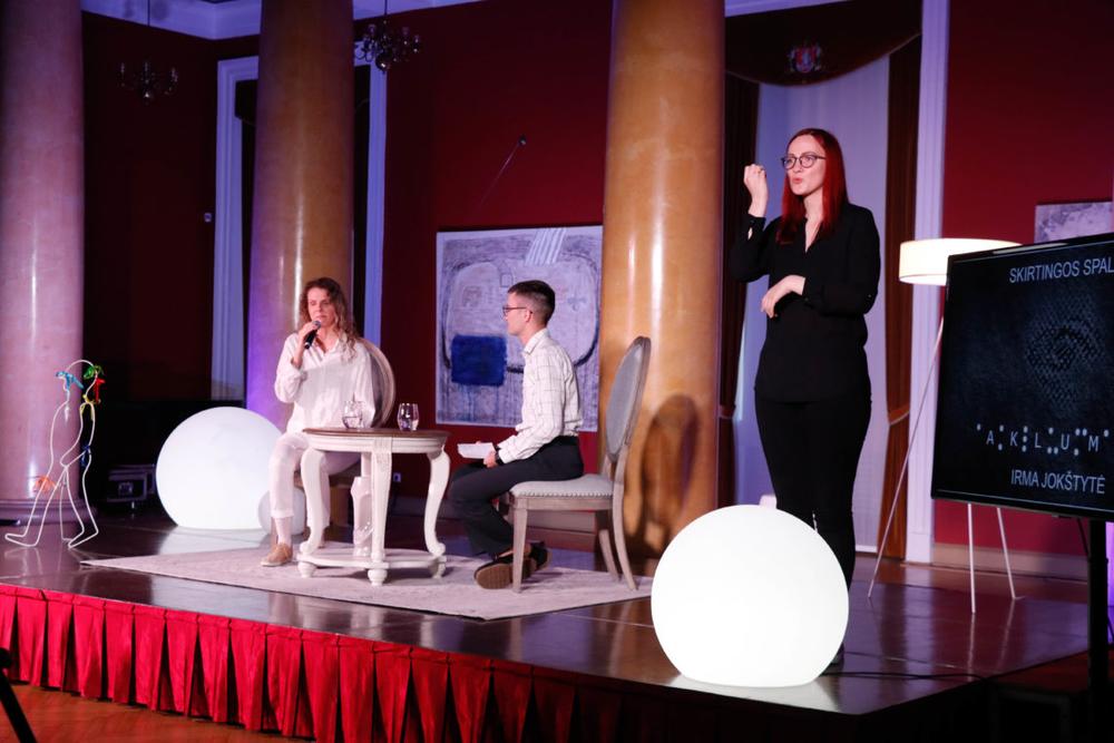 Nematydama pasaulio negyvenu tamsoje (video)