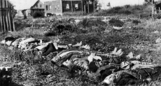 NKVD kankiniai Kamajų miestelio aikštėje. 1945 m. birželio 25 d. |,,Lietuva 1940–1990: okupuotos Lietuvos istorija“, p. 290 nuotr.
