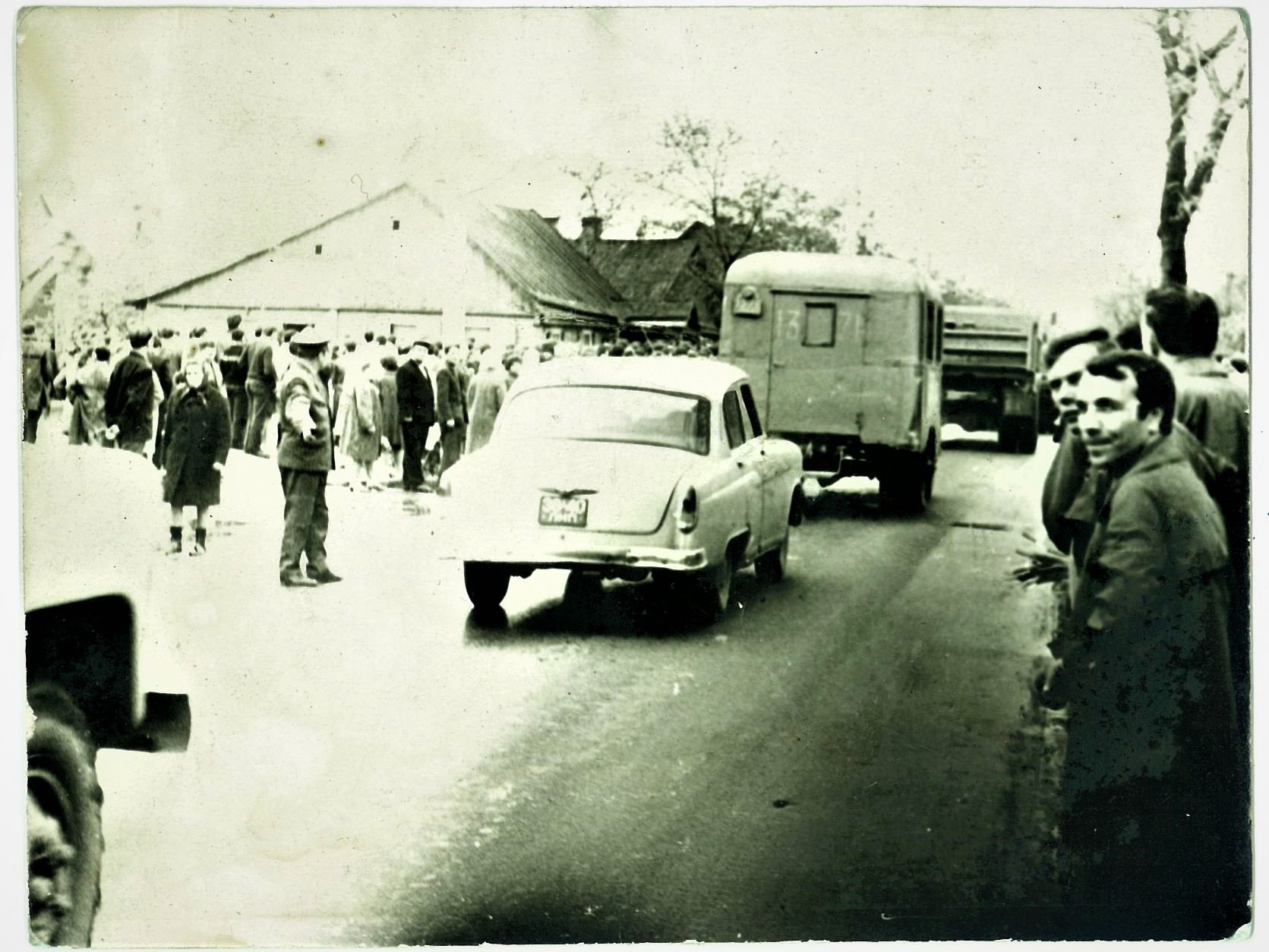 Romo Kalantos laidotuvių diena prie jo namo Panerių gatvėje. Kaunas 1972 m. gegužės 18 d. | A.Babrausko archyvas, nežinomo autoriaus nuotr.