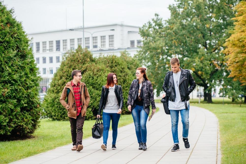 Miškininkystės studijų proveržis – solidžios stipendijos ir užtikrinamas kilimas tarnyboje