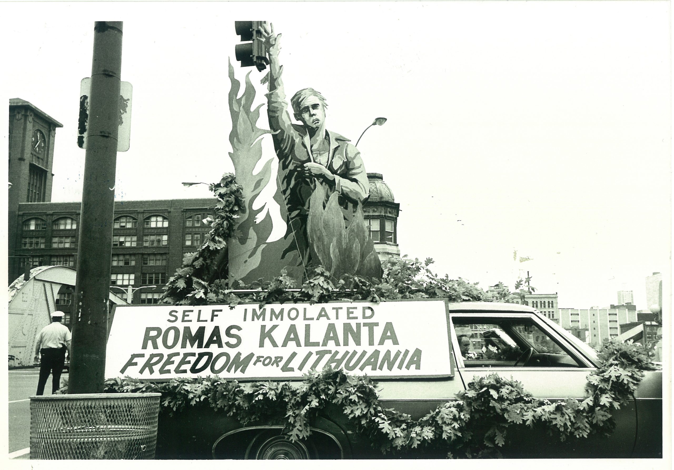Romo Kalantos žūties paminėjimo šūkis ant automobilio Čikagoje. JAV XX a. 7- 8 dešimtmetis. | R. Kaminsko archyvas, C. Genučio nuotr.