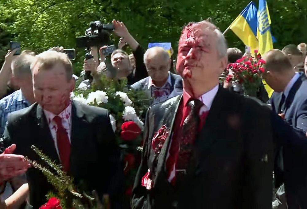 Rusijos ambasadoriui Varšuvoje primintas ukrainiečių kraujas 2022-05-09 | Alkas.lt nuotr.