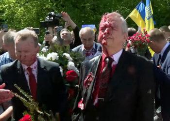 Rusijos ambasadoriui Varšuvoje primintas ukrainiečių kraujas 2022-05-09 | Alkas.lt nuotr.