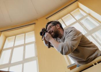 VU su Tadu Kazakevičiumi pristato meninį sumanymą „Atverk pasaulį klausimais“