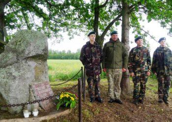 Antras iš kairės Lietuvos šaulių sąjungos vadas plk. Albertas Dapkus, trečias Jiezno seniūnijos seniūnas, šaulys Algis Bartusevičius su jaunaisiais šauliais prie kapo | R. Kaminsko nuotr.