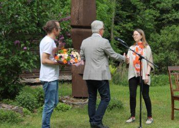 Naująją Antano Miškinio apdovanojimo laimėtoją Ievą Rudžianskaitę sveikina Utenos rajono savivaldybės meras Alvydas Katinas ir poetas Marius Burokas | Utenos rajono savivaldybės nuotr.