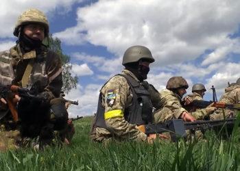 Ukrainičių kariai ginasi nuo Rusijos invazijos Ukrainoje | Alkas.lt ekrano nuotr.