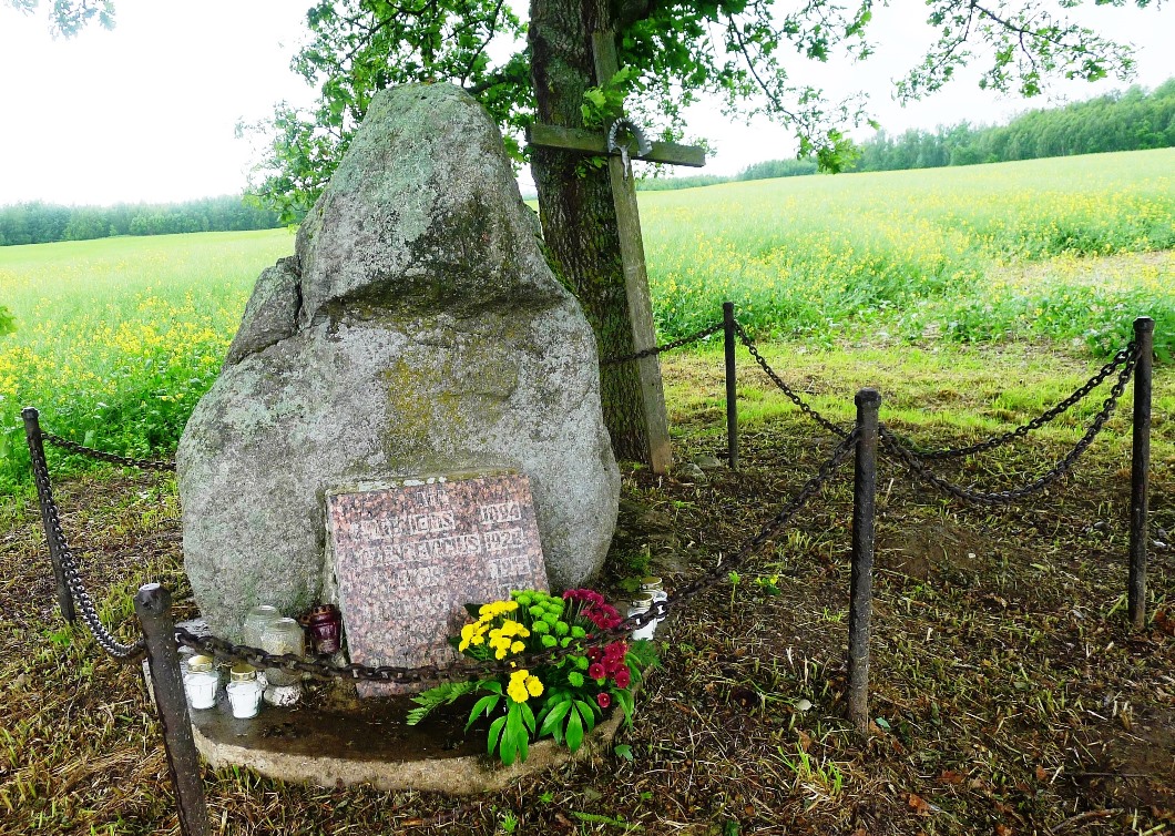 Paminklinis akmuo, ant kapo vietos asmenų, kuriuos NKVD-istai su vietiniais stribais gyvus sudegino Lingėniškių kaime | R. Kaminsko nuotr.
