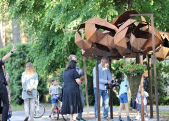 Kulautuvoje atidaryta interaktyvi skulptūra „Debesis – žmonių likimai. Lietuvos telefonų knyga“ | E. Mališausko nuotr.