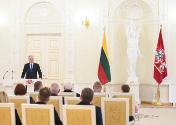 Tėvo dienos proga Prezidentas įteikė apdovanojimus ypatingai nusipelniusiems tėvams ir globėjams