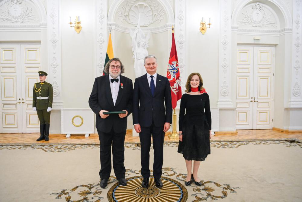 Liepos 6 d. Lietuvos Karaliaus Mindaugo karūnavimo ir Tautiškos giesmės dienos proga apdovanojimas iš Prezidento rankų skulptoriui A.Sakalauskui | lrp.lt nuotr.