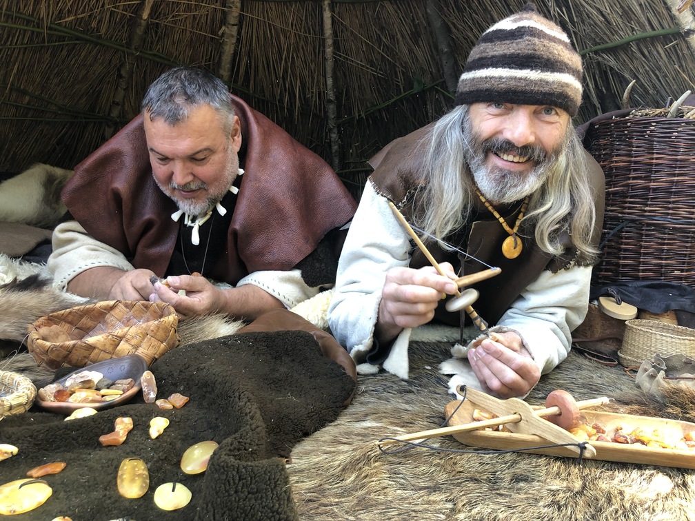 Muziejininkai Ruslanas Aranauskas ir Gintaras Markevičius vaizduos, kaip gintaras būdavo apdirbamas senovėje | Lietuvos nacionalinio muziejaus nuotr.