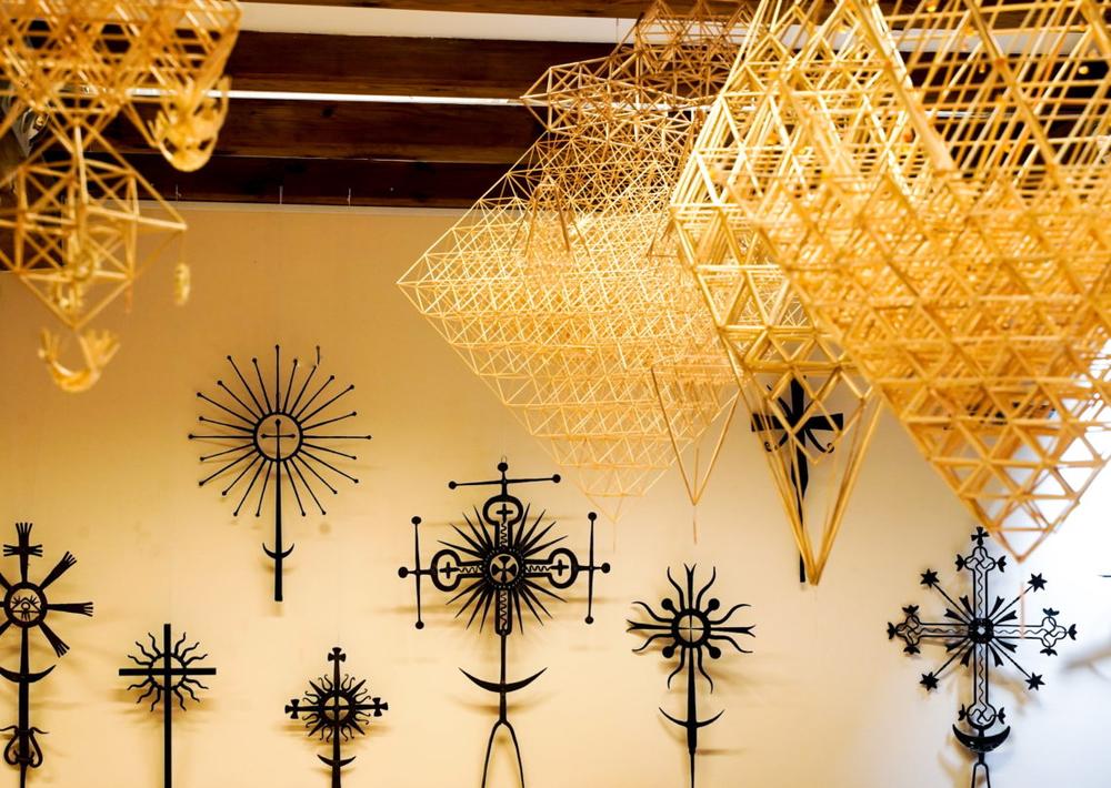 Paroda „Sakralumo jungtys. Kalviškoji kryždirbystė ir šiaudiniai sodai“ | Klaipėdos miesto savivaldybės etnokultūros centro nuotr.