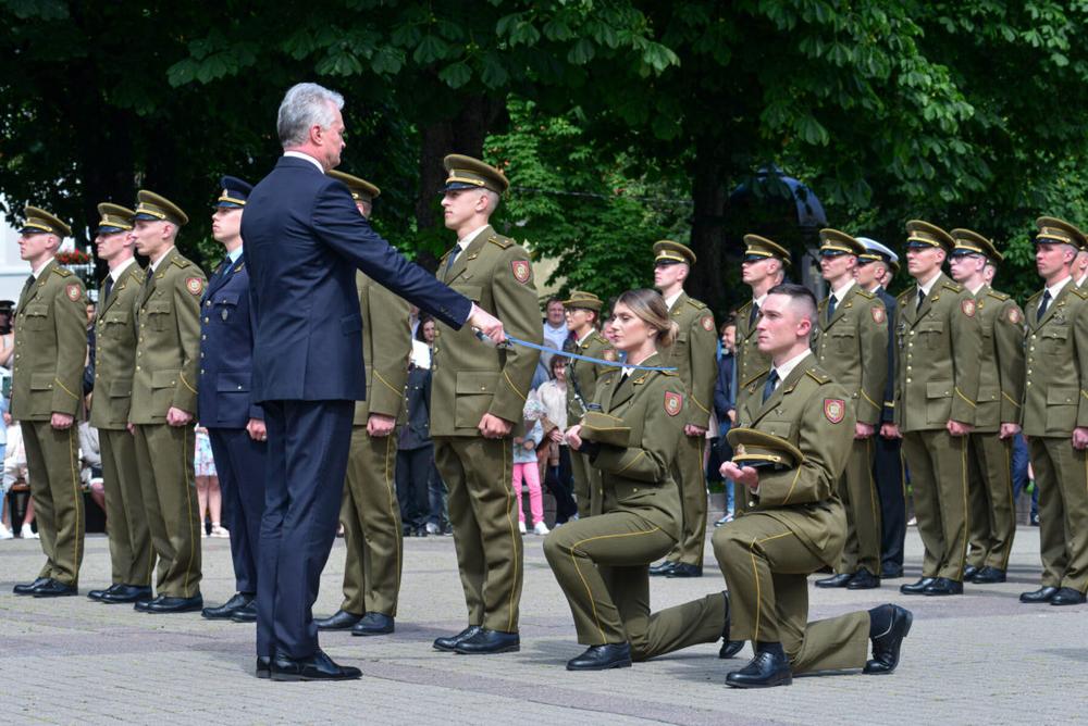 Prezidentas pasveikino naujuosius karininkus