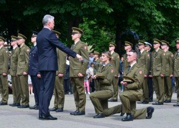 Prezidentas pasveikino naujuosius karininkus