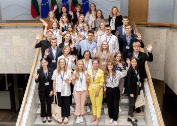 Jau 14-ą kartą moksleiviai žengia į Vyriausybę
