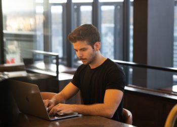 Antonis Riera (Anthony Riera) prie kompiuterio | „INK agency“ nuotr.