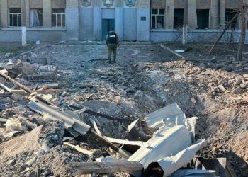 Daniilas Mireškinas prie sugriautos mokyklos | asmeninė nuotr.