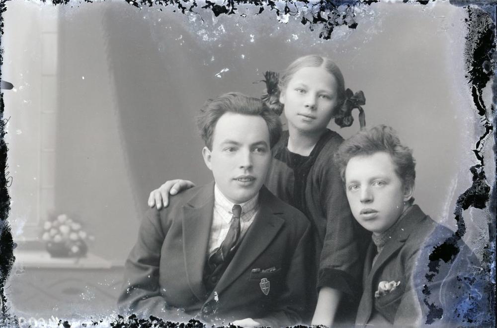 Pranas Genys (kairėje) su seserimi Stase ir broliu Juozu. XX a. 3 deš. Telšiai. Chaimo Kaplanskio fotosalonas | „Alkos“ muziejaus rinkinių nuotr.