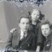 Pranas Genys (kairėje) su seserimi Stase ir broliu Juozu. XX a. 3 deš. Telšiai. Chaimo Kaplanskio fotosalonas | „Alkos“ muziejaus rinkinių nuotr.