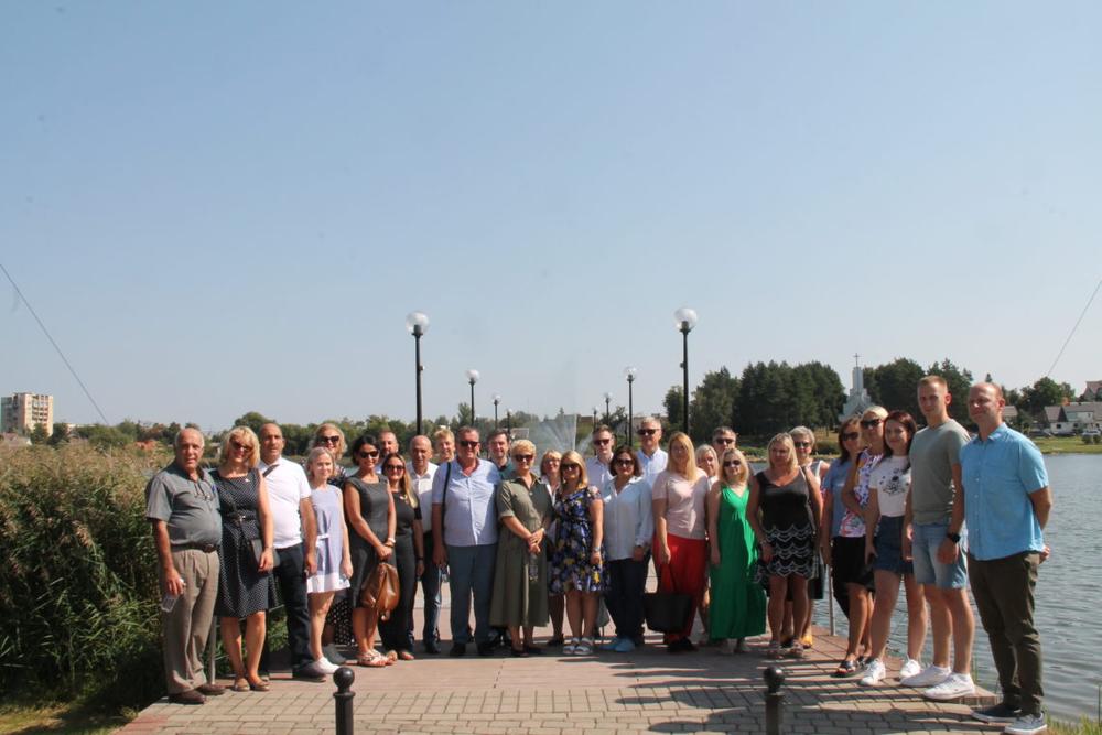 Miestų-partnerių delegacijos su lydinčiaisiais prie vienos iš Utenos mėlynųjų akių – Dauniškio ežero | Utenos rajono savivaldybės nuotr.