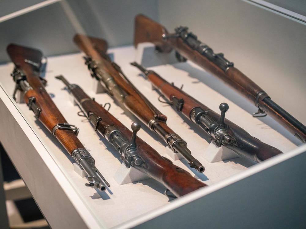 LNM jau galima išvysti tarpukario Lietuvos kariuomenės ginklus su išgraviruotais Gediminaičių stulpais | S. Samsonas, LNM nuotr.