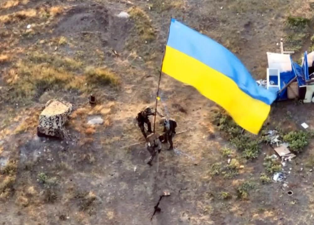 Ukrainos vėliava Gyvačių saloje | Alkas.lt ekrano nuotr.