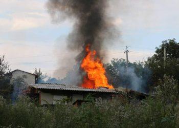 Po driskių apšaudymo netoli Charkivo atvira liepsna dega „išlaisvinta“ privati nuosavybė | autorių FB nuotr.