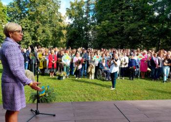J. Šiugždinienė pasveikino daugiatautę mokyklą