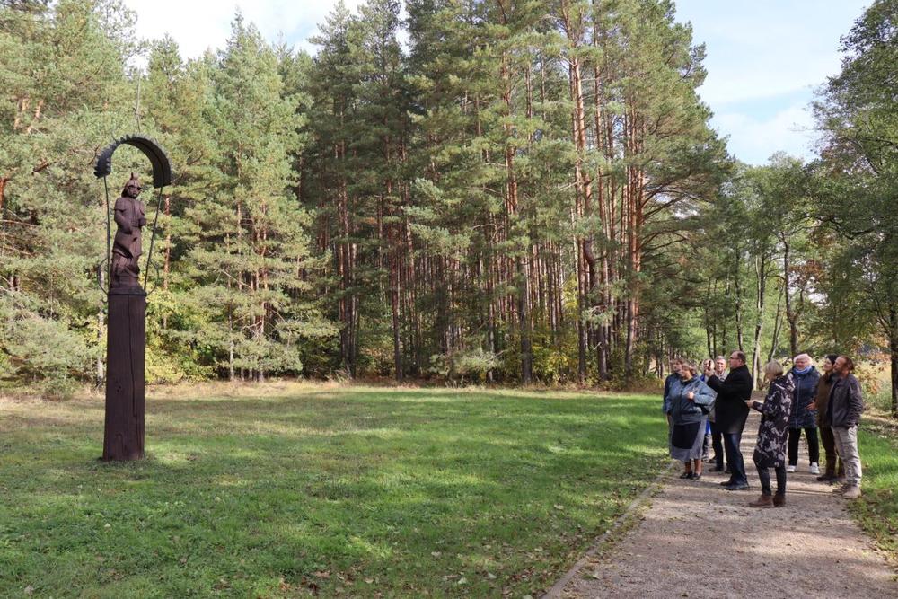 Antrasis seniausias Lietuvoje medinių skulptūrų ansamblis Palūšėje atgimsta | Ignalinos r. savivaldybės nuotr.