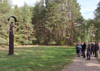 Antrasis seniausias Lietuvoje medinių skulptūrų ansamblis Palūšėje atgimsta | Ignalinos r. savivaldybės nuotr.