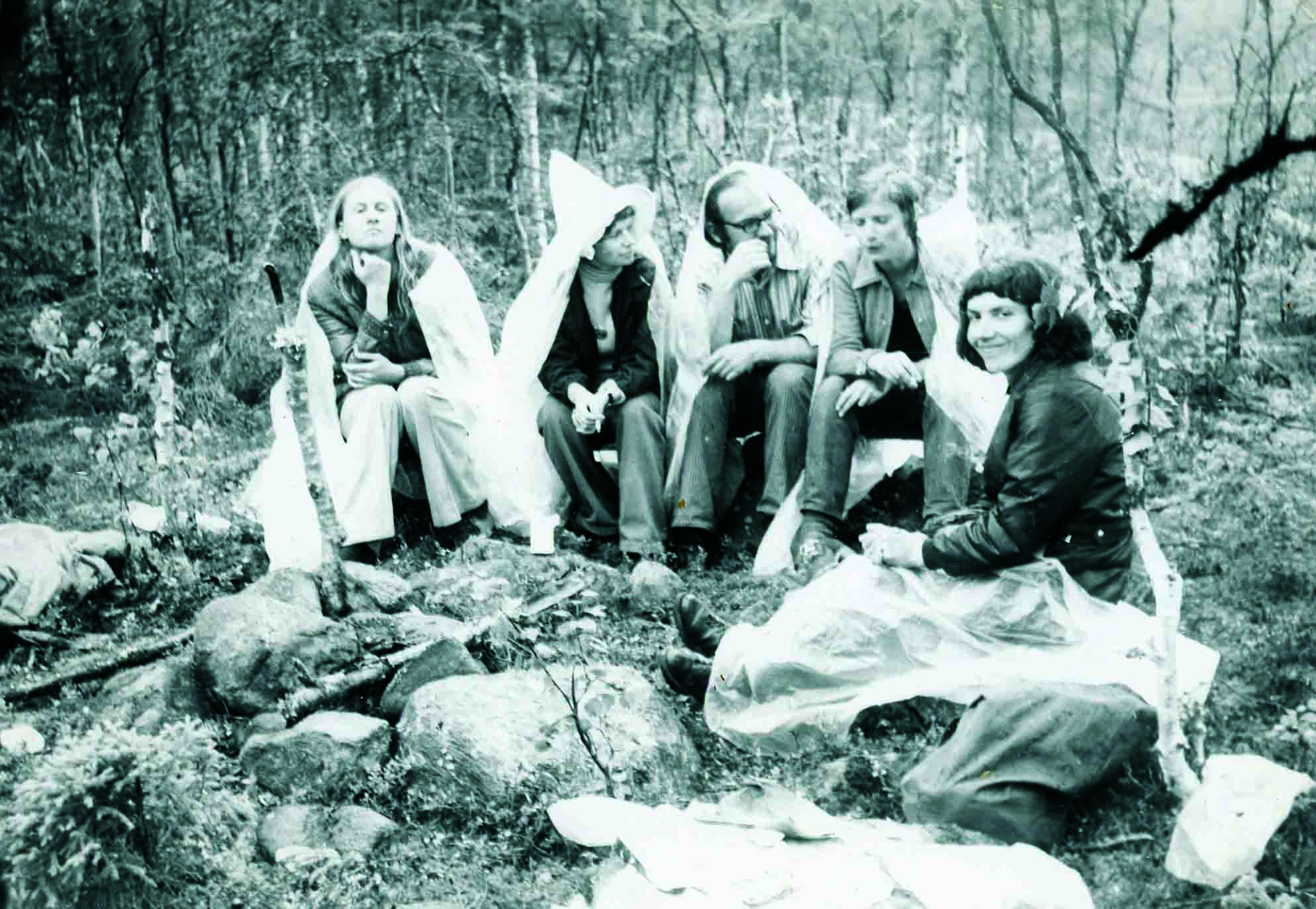Zita Vanagaitė su žygeiviais Solovkų salose (Archangelsko sr.) lanko pirmuosius sovietinius lagerius. 1977 m. | I. Šutinienės asmeninio archyvo nuotr.