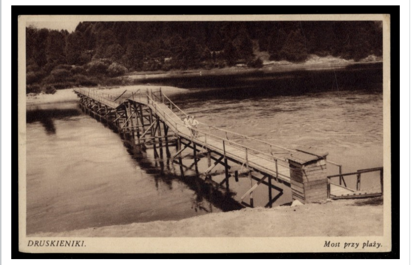 Kelis dešimtmečius, įskaitant tarpukarį pagrindinis Druskininkų kurorto pliažas buvo smėlingoje Meilės saloje. Į ją iš Druskininkų pusės vedė medinis pėsčiųjų tiltas | voruta.lt nuotr.