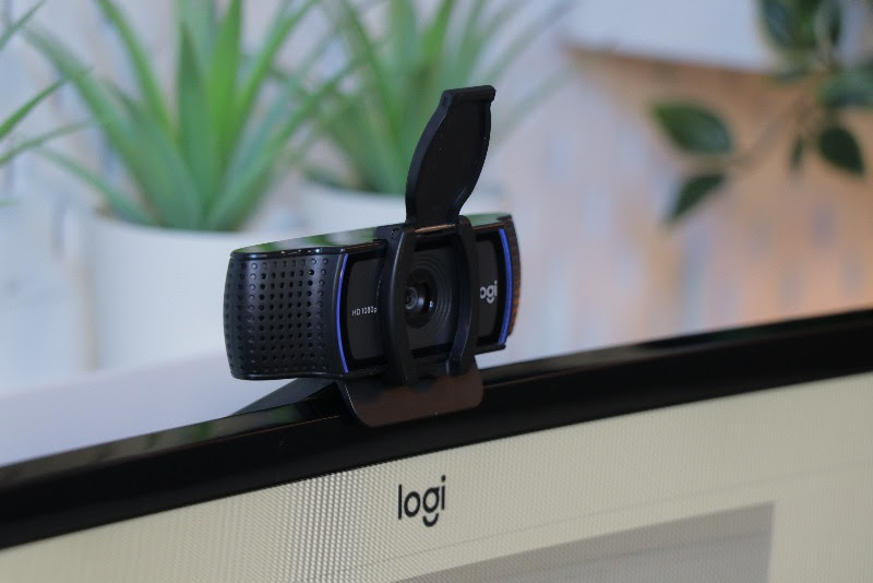 „Logitech C920 HD PRO“ internetinė kamera su dvigubu mikrofonu | „Logitech“ nuotr.