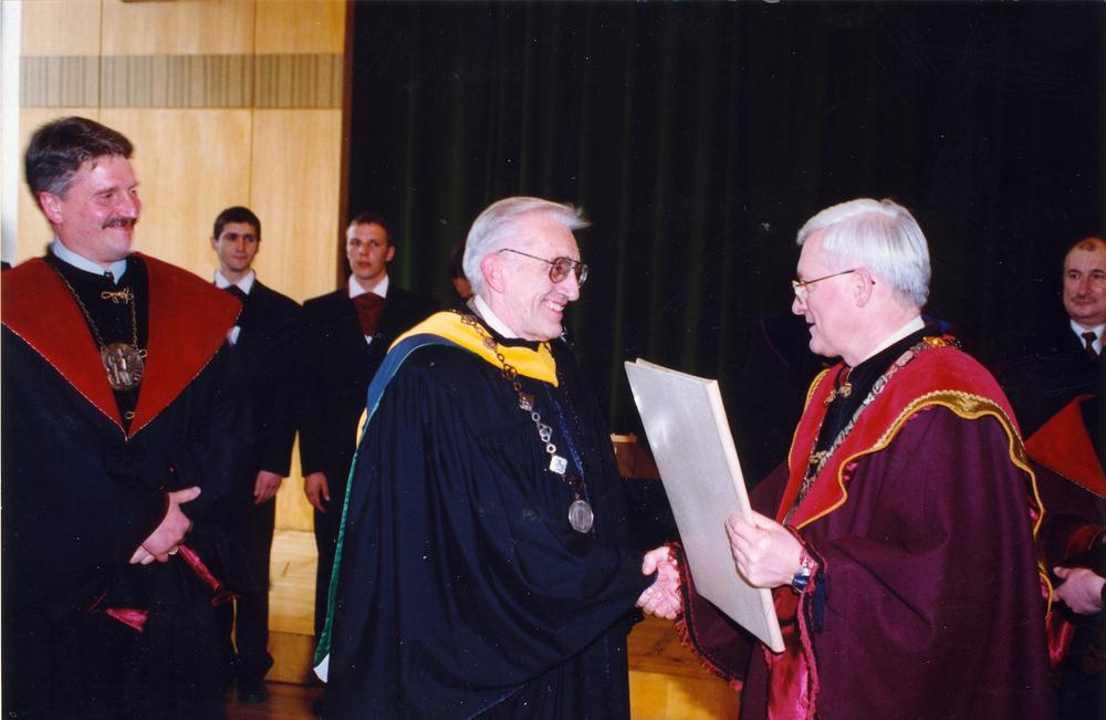 A. E. Senui įteikiamos VDU Garbės daktaro regalijos | Asmeninio albumo nuotr.