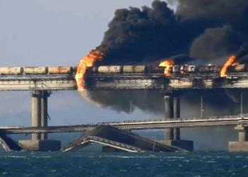 Dega Kerčės tiltas į Krymą | Alkas.lt ekrano nuotr.