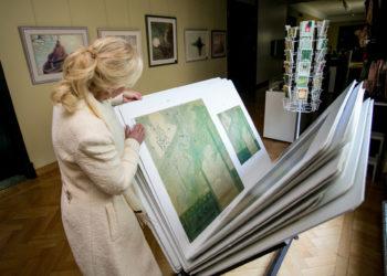 Jau 14-us metus Kauno eglę puoš menininkė Jolanta Šmidtienė | Kauno savivaldybės nuotr.