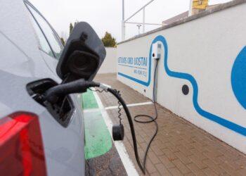 Elektromobiliu krovimo stotele Kauno oro uoste | Eriko Ovcarenko/BNS nuotr.