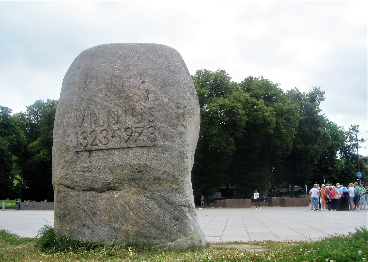 Vilniuje Katedros aikštėje stūkso akmuo, skirtas 650 m Vilniaus miesto gimtadieniui | P.Krivicko nuotr.