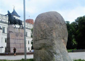 Vilniuje Katedros aikštėje stūkso akmuo, skirtas 650 m Vilniaus miesto gimtadieniui | P.Krivicko nuotr.